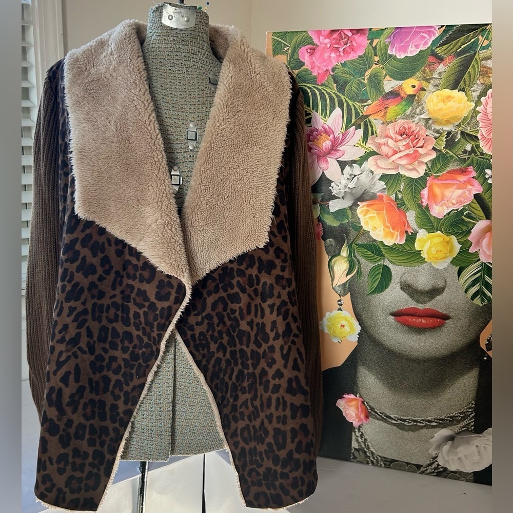 NWOT VINTAGE X AMERICA FAUX FUR LEOPARD PRINT OPEN SWEATER/JACKET. WARM, STYLISH
